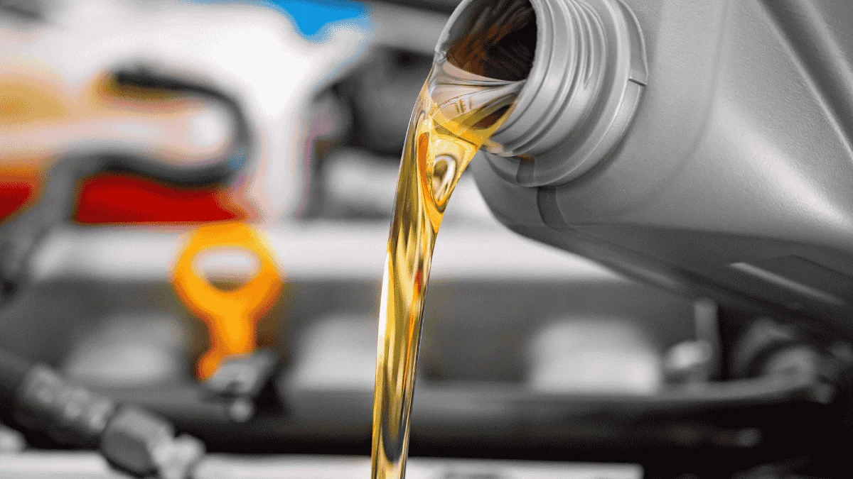 Diferentes tipos de aceites de motor y filtros disponibles para cambio de aceite en Curicó mostrando opciones mineral sintético y semi-sintético