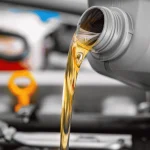 Diferentes tipos de aceites de motor y filtros disponibles para cambio de aceite en Curicó mostrando opciones mineral sintético y semi-sintético