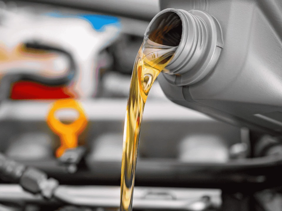 Diferentes tipos de aceites de motor y filtros disponibles para cambio de aceite en Curicó mostrando opciones mineral sintético y semi-sintético